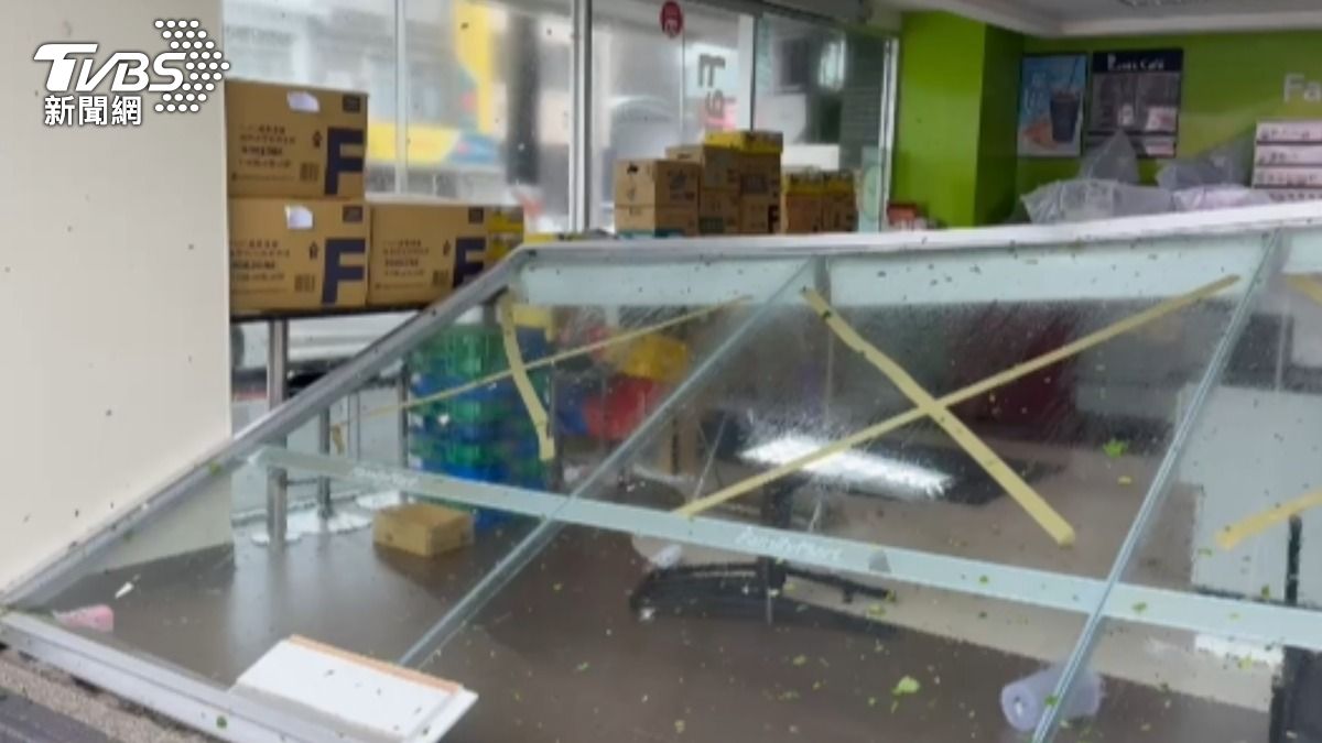 楊柳強襲!台東超商玻璃垮、加油站招牌掀 縣府前路樹倒整片