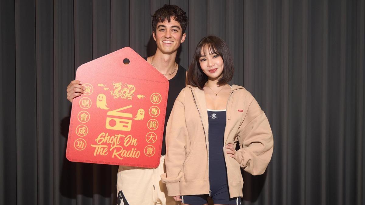 陳芳語送給Elijah Woods超大護身符,祝他演出順利、新專輯大賣。(圖/ Live Nation Taiwan提供)