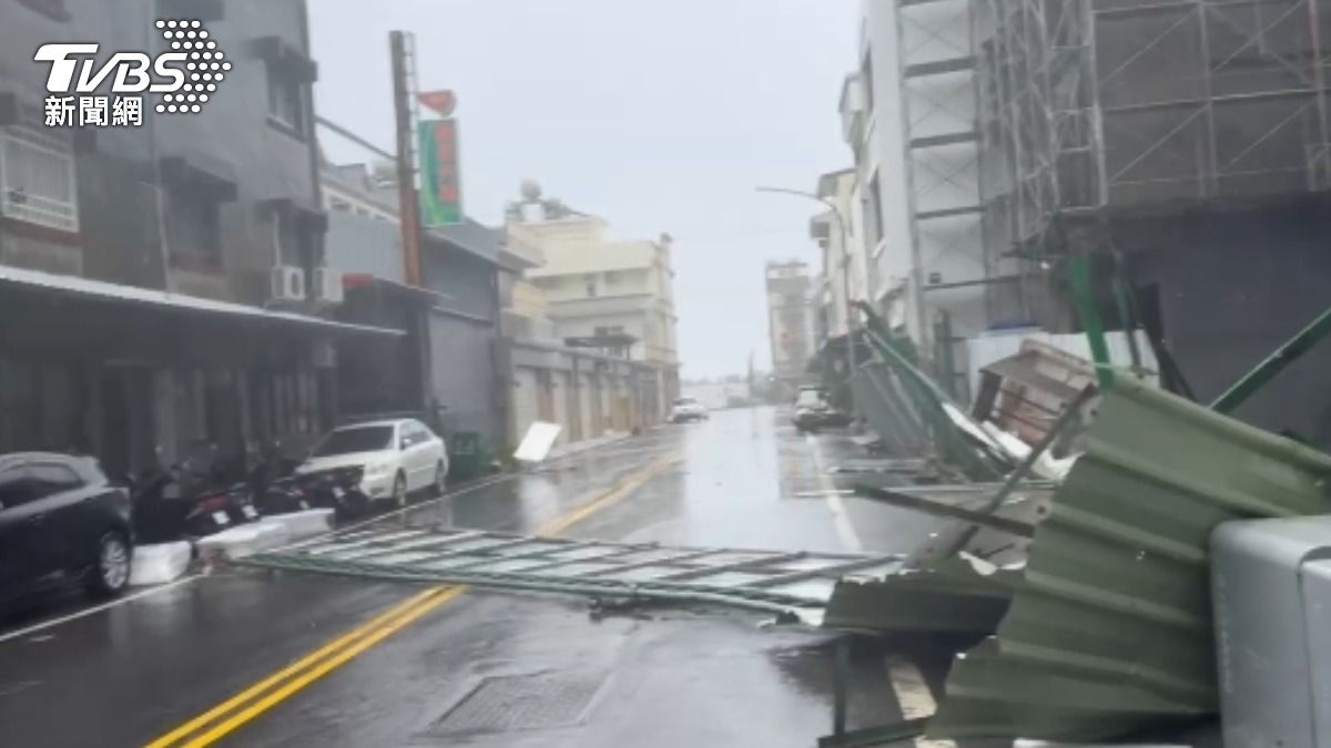 台東市區一處工地的鷹架倒塌卡路中。（圖／TVBS）
