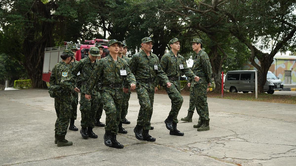 .黃恩賜(前排左二)很謝謝黃鐙輝(前排右起)、潘君侖、曾子余教他如何適應綜藝節目的拍攝。(圖/台視提供)
