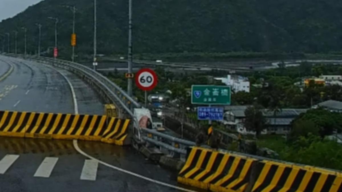台東金崙大橋旁有群猴子正在觀浪。(圖/翻攝自Amazing Taitung 台東就醬玩 )