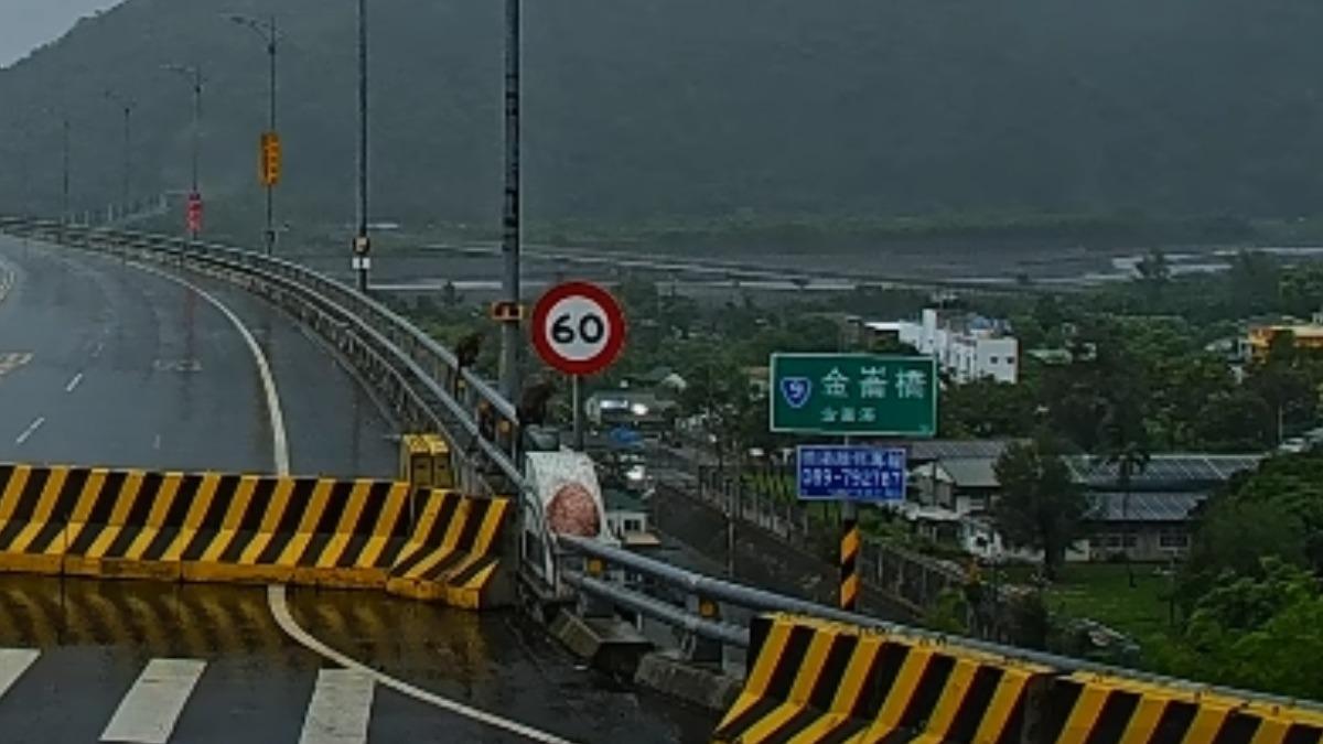 台東金崙大橋旁有群猴子爬上欄杆。(圖/翻攝自Amazing Taitung 台東就醬玩 )