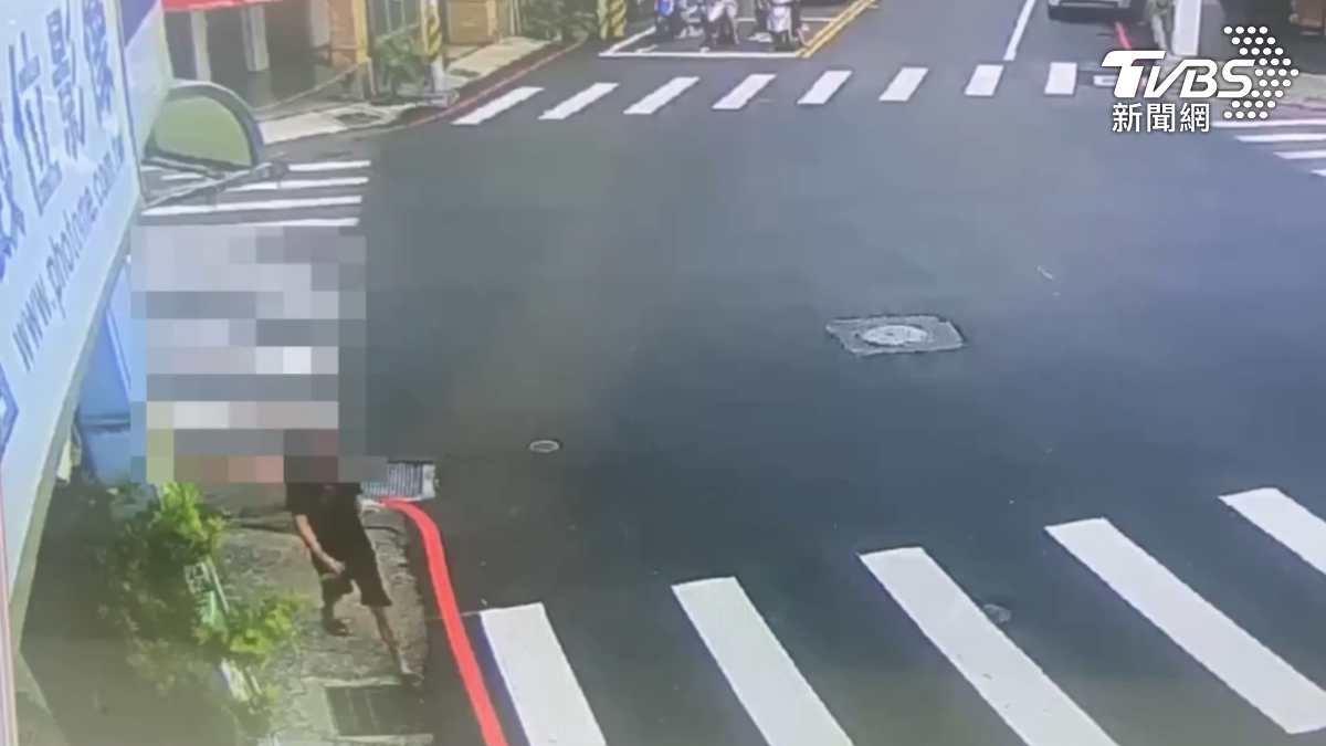 黃男持刀走在大街上。(圖/TVBS)