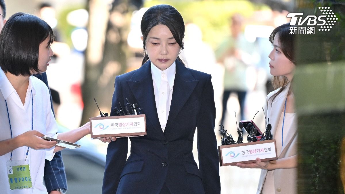 南韓前第一夫人金建希12日抵達法院。(圖／達志影像路透社)