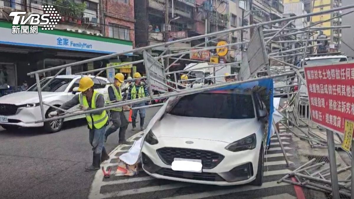 基隆強風吹倒鷹架,砸中一輛轎車。(圖/TVBS)