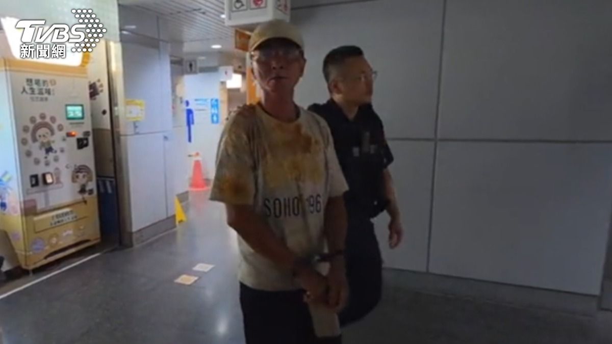 基隆車站丟粥攻擊旅客,男關廁所躲追緝。(圖/TVBS)