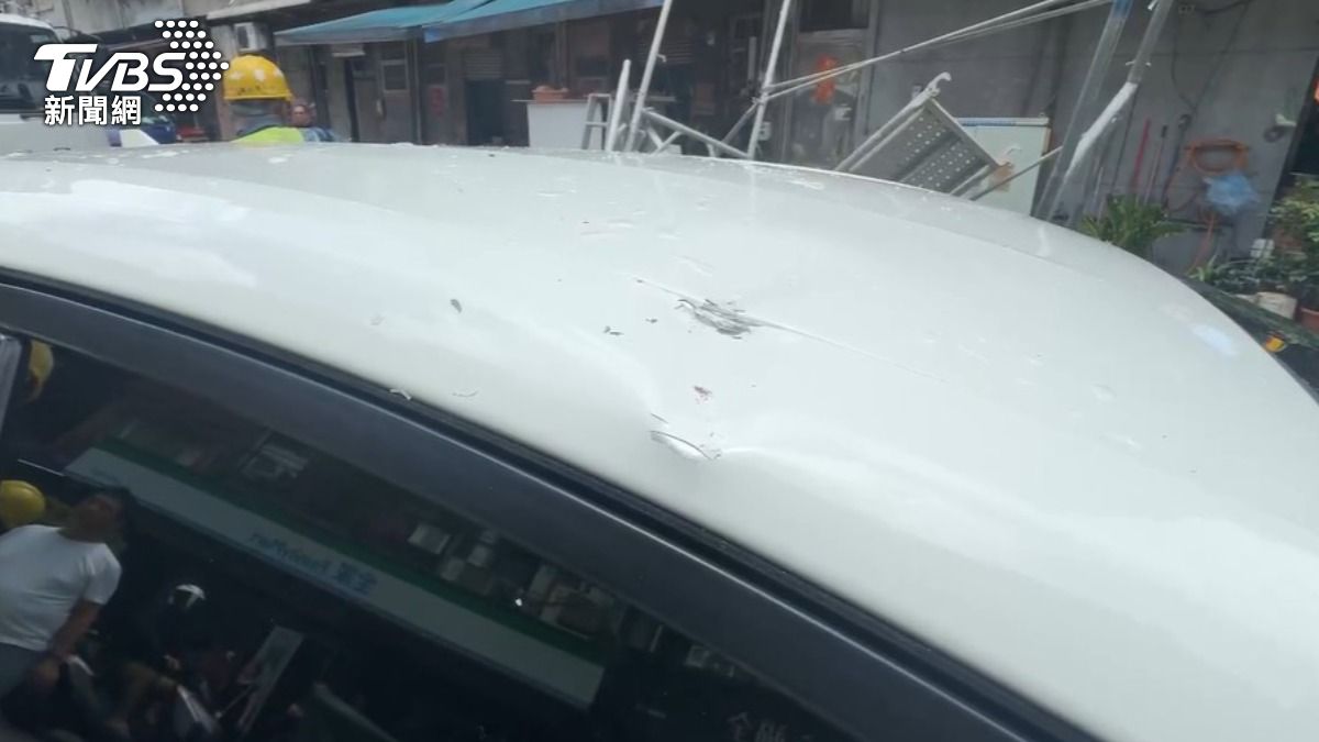 轎車被鷹架砸出凹洞。(圖/TVBS)