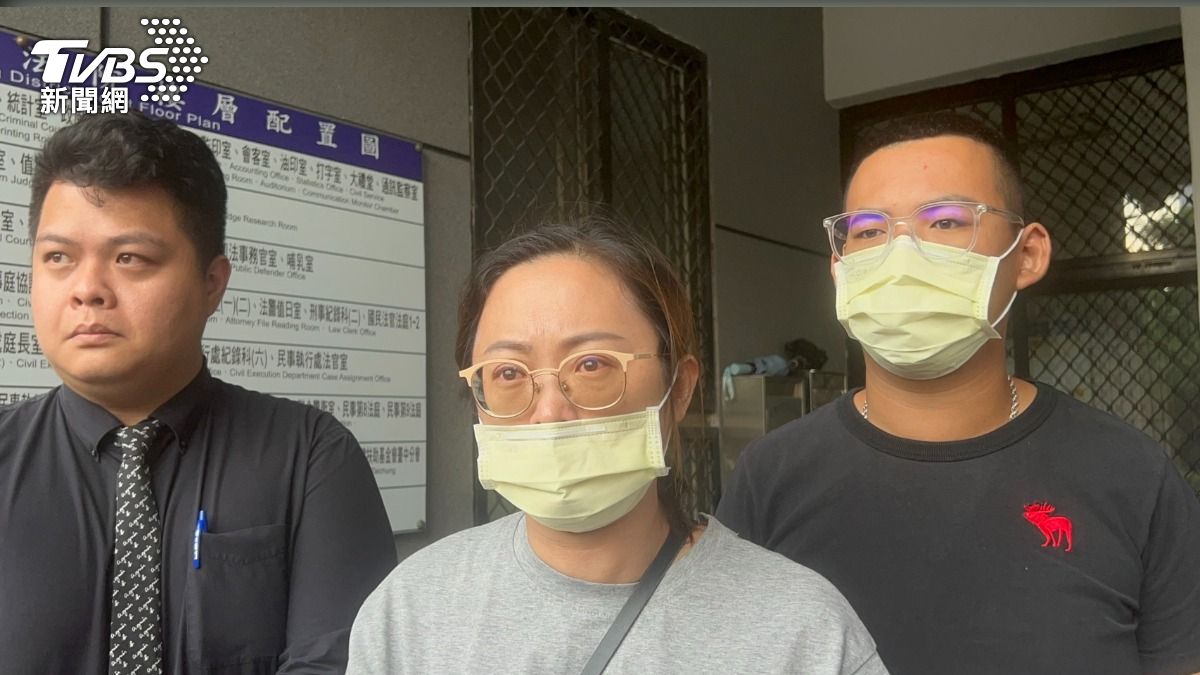 林女母親質疑施男故意殺人，且傷心提及女兒死相悽慘，希望法院能還公道。（圖／林冠丞攝）