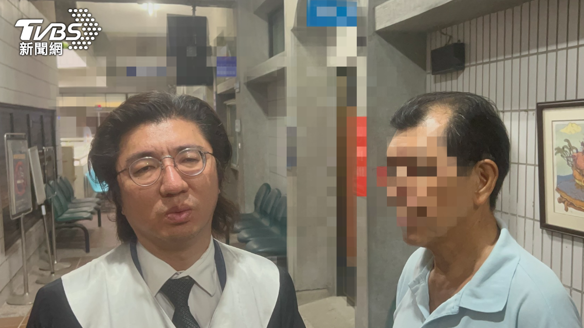 施男(右)透過辯護律師周仲鼎(左)發聲,解釋是想趕快幫助林女才往前開、倒車,絕對沒有想要殺人。(圖/林冠丞攝)