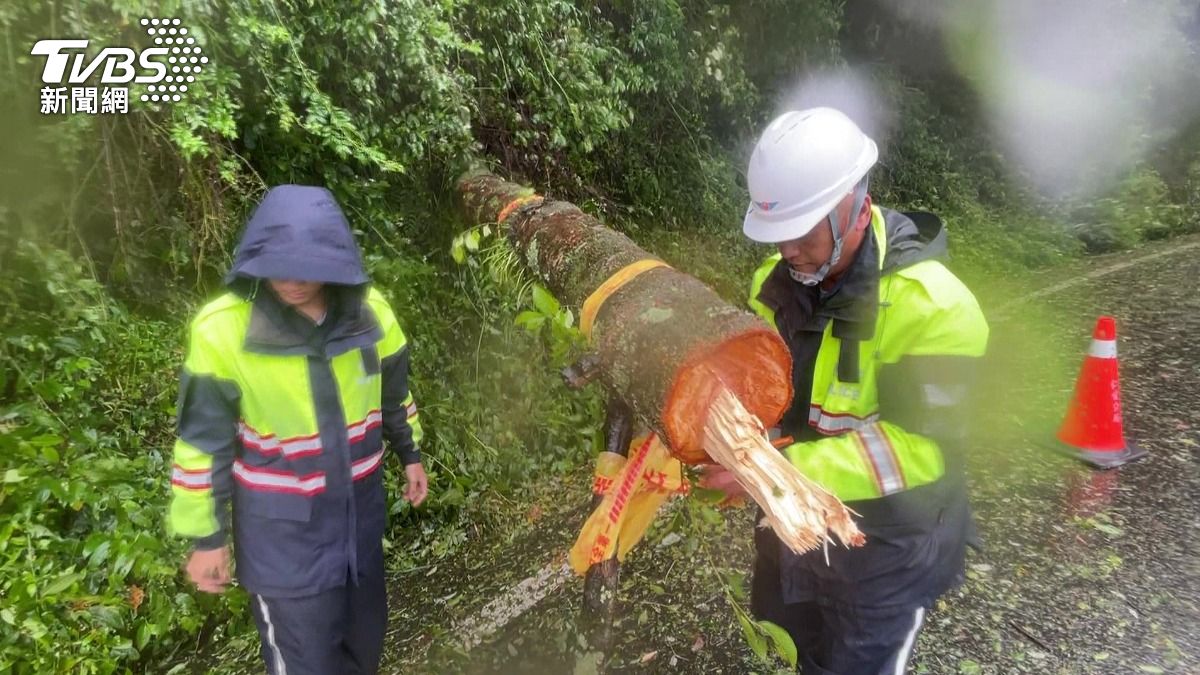 砍倒木搬落石，警冒雨巡查路線勸勿冒險。(圖／TVBS)