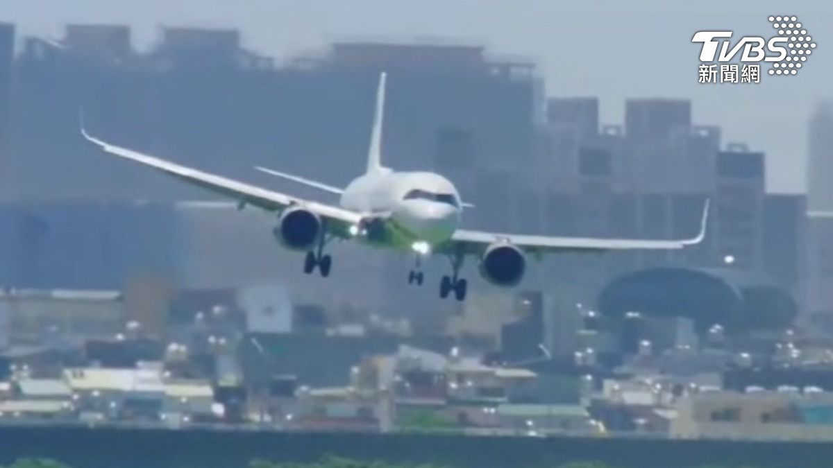 飛機降落前在空中左搖右晃。(圖/TVBS)