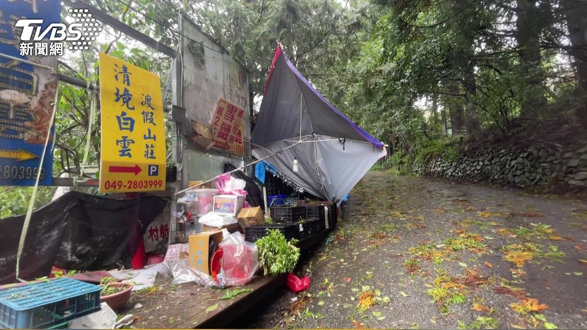 攤販的架子被風吹垮，大傘吹倒在路邊。(圖／TVBS)