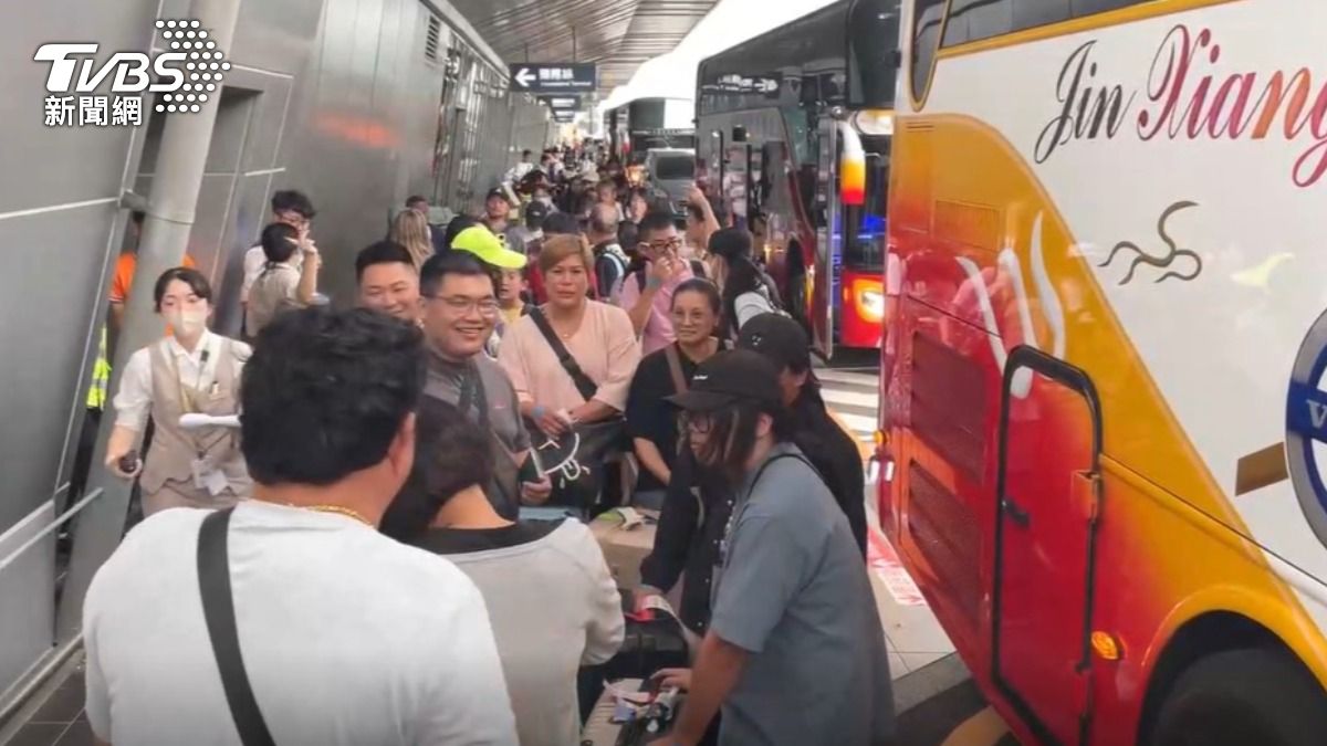 有航空公司派遊覽車將旅客從台中送到桃園。(圖/TVBS)
