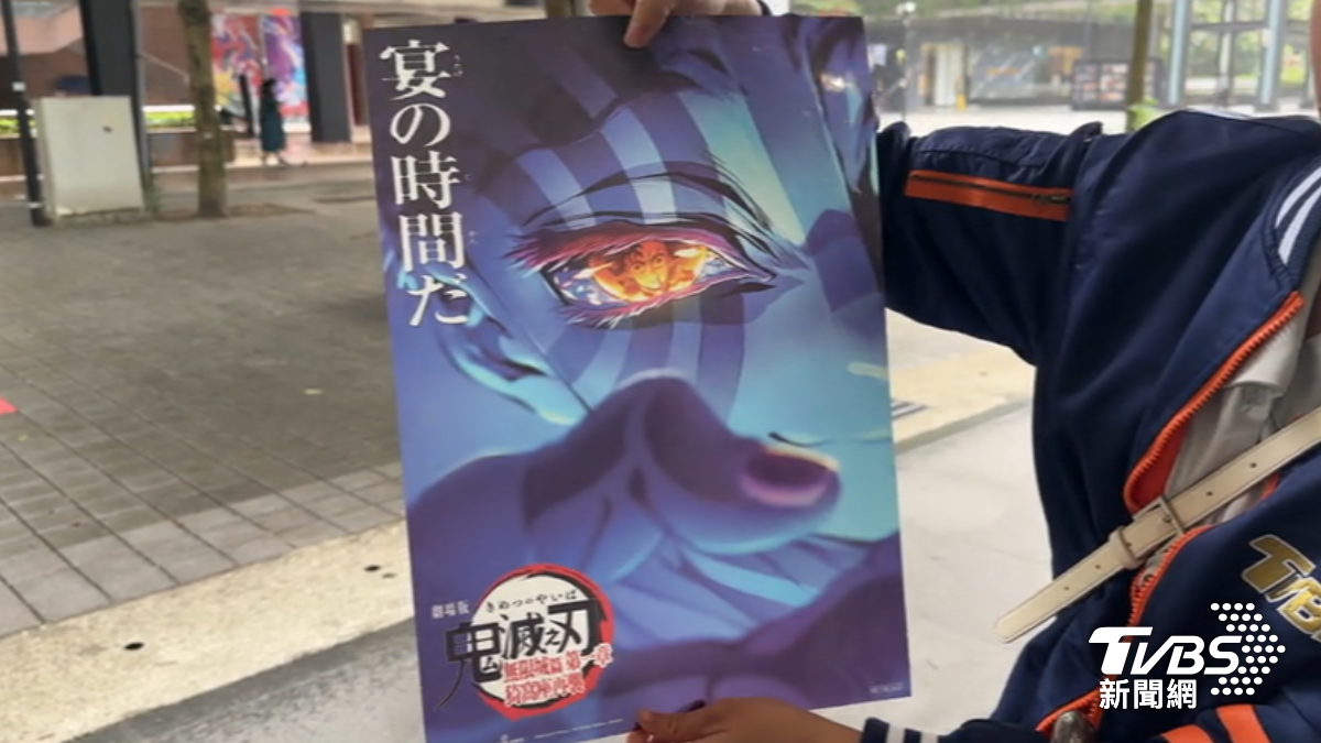 民眾瘋搶鬼滅限定特典。(圖/TVBS)