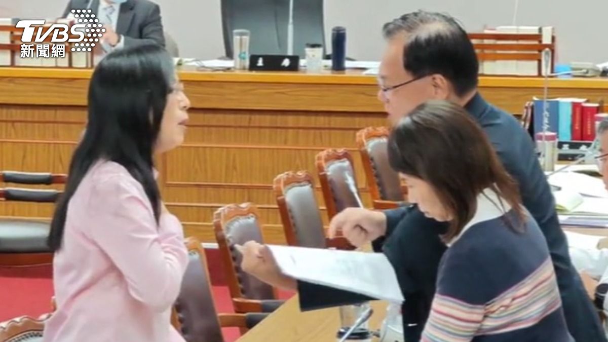 立法院進行風災條例草案協商,但民進黨和民眾黨立委,卻因為丟包台東的議題大吵特吵。(圖/TVBS)