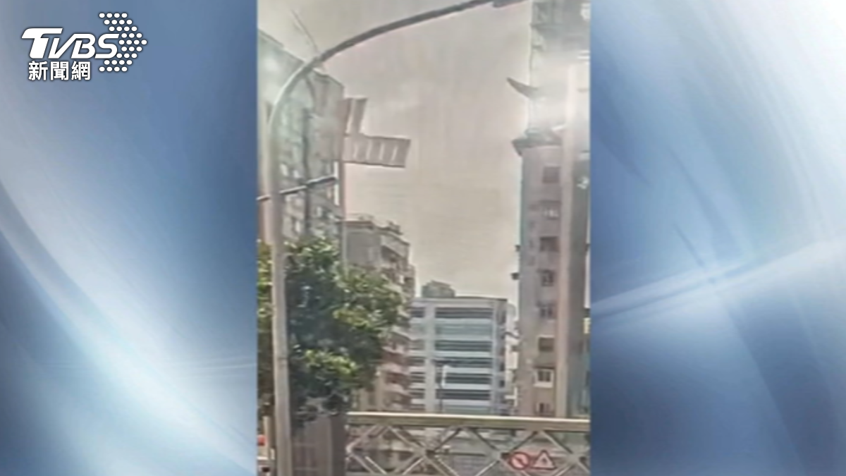 台北市颳起9級強陣風，民權西路捷運站外，高樓磁磚被吹落砸到地面。（圖／TVBS）