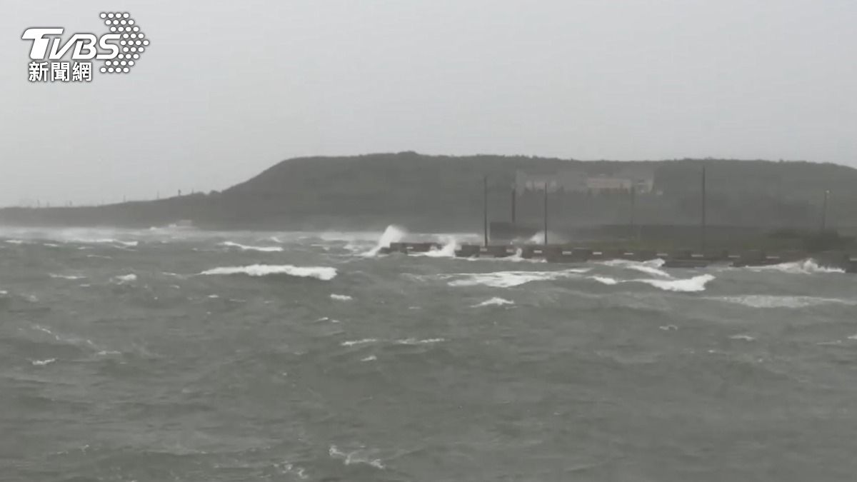 楊柳籠罩離島風雨增,澎湖掀巨浪打上路面。(圖/TVBS)