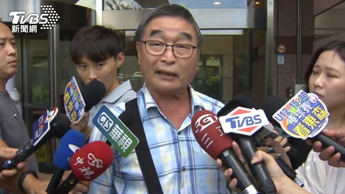 民進黨中常委陳茂松為粉底液事件,聲援同派系的民進黨立委王義川。(圖/TVBS)