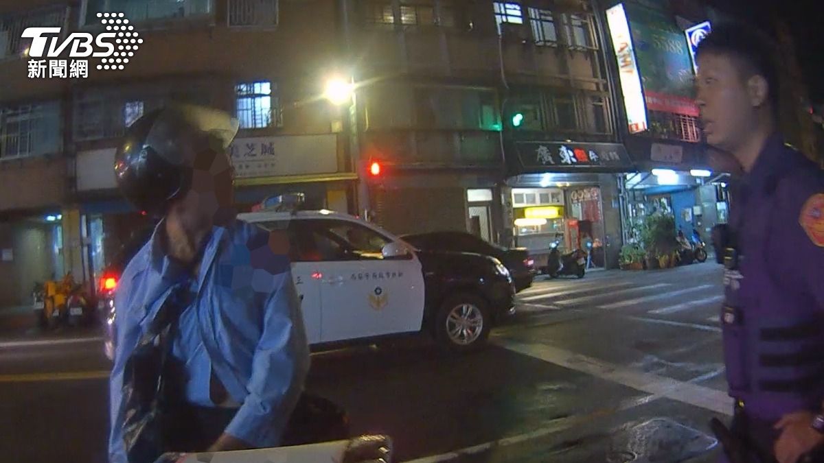 騎士違規被警方開單竟然朝員警吐口水。(圖/TVBS)