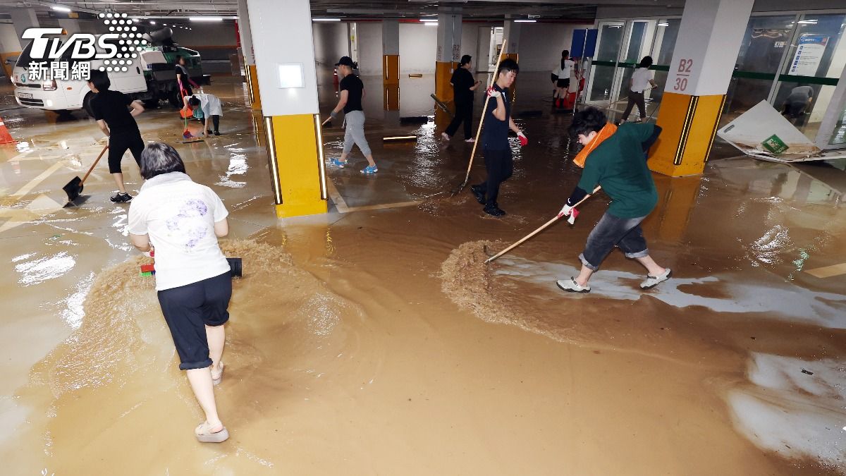 南韓首都圈遭極端暴雨侵襲,仁川、首爾嚴重淹水。(圖/達志影像歐新社)
