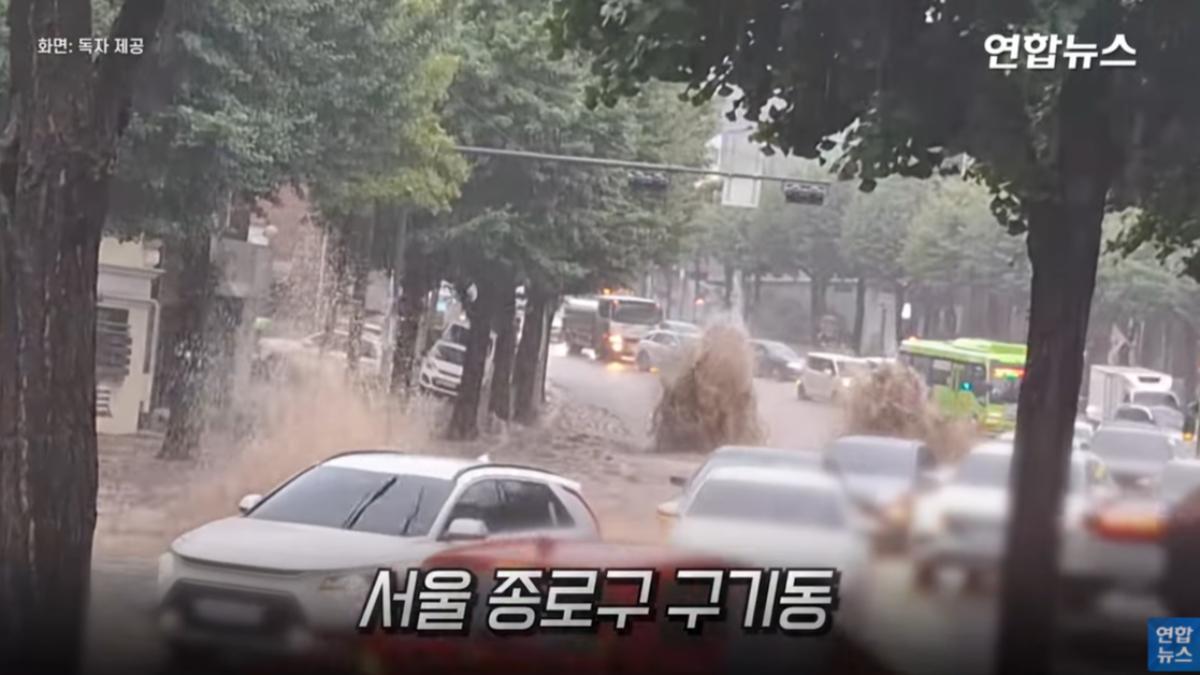 南韓暴雨「時雨量破百毫米」 積水致車輛受困、鐵道淹水停駛
