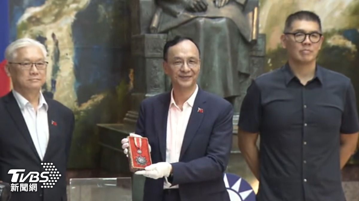國民黨主席朱立倫,13日出席抗戰勝利紀念展。(圖/TVBS)
