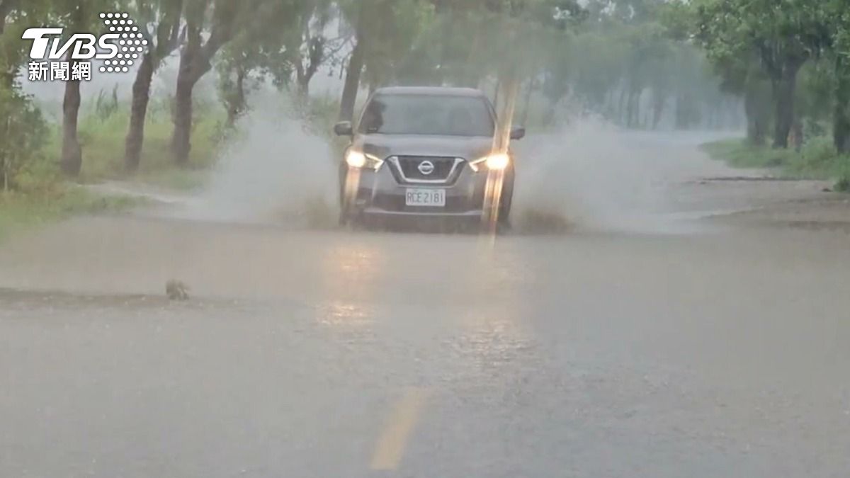 花蓮玉里道路積水。(圖/TVBS)