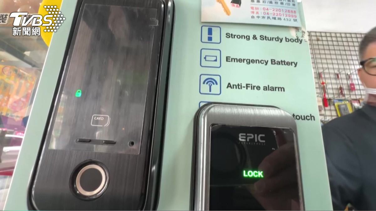 電子鎖遭噴漆,業者:輕微可用酒精擦拭。(圖/TVBS)