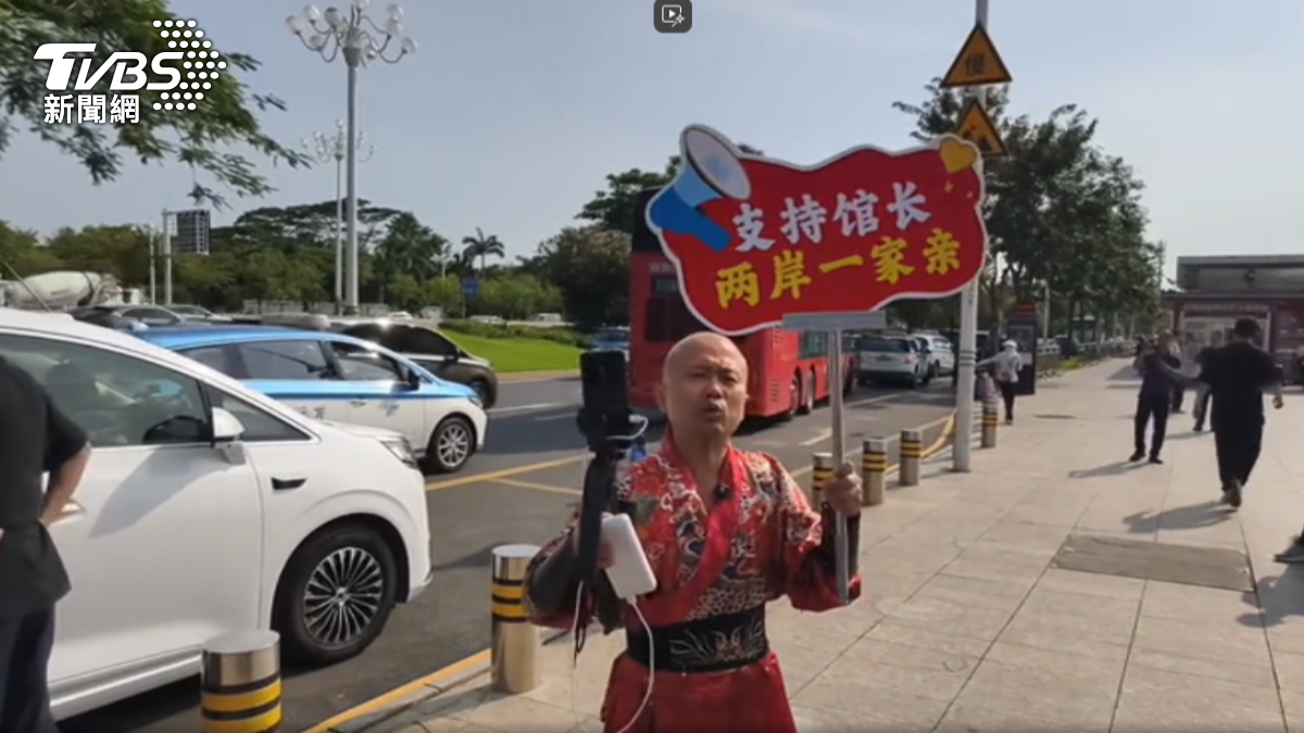 館長訪大疆,現場出現重慶直播主,宣傳家鄉特產。(圖/TVBS)