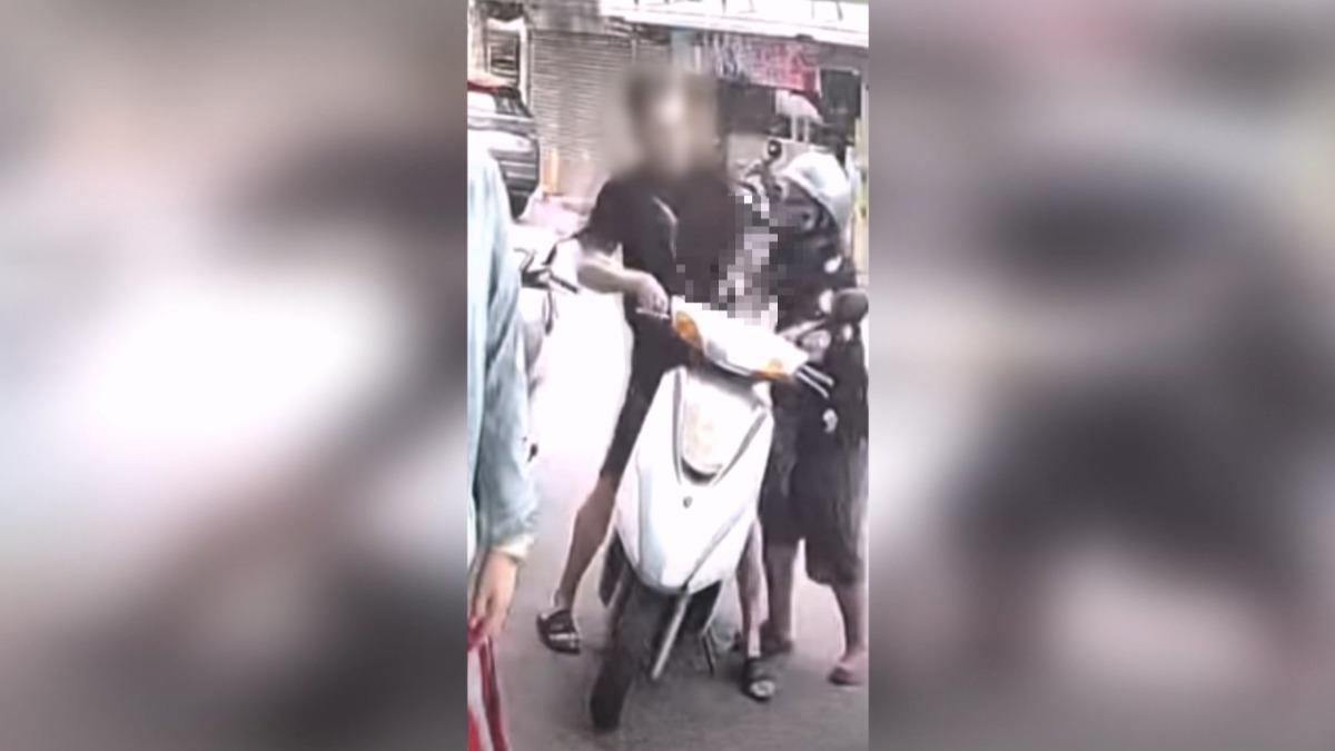 彰化32歲黃姓男子持鐮刀,試圖搶奪民眾機車。(圖/員林人大小事)