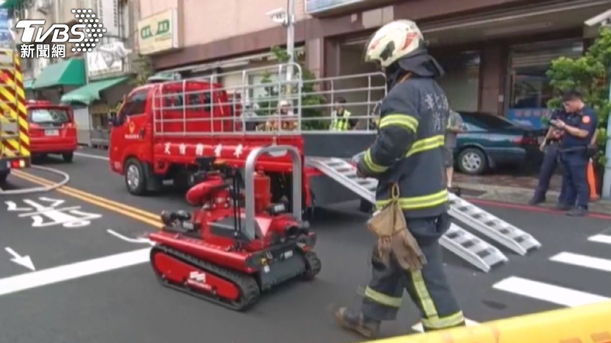 警消人員出動噴水機器人進行攻堅。(圖/TVBS)