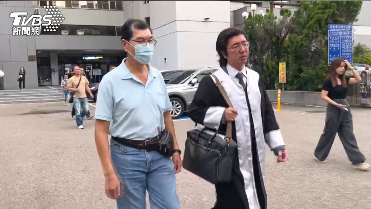 母控司機前後輾壓女兒!臉留輪胎痕。(圖/TVBS)