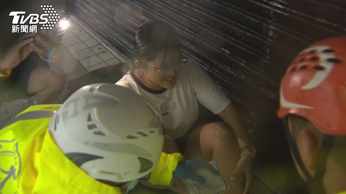 強風吹落碎玻璃!台東女子騎樓下腳底遭割傷。(圖/TVBS)