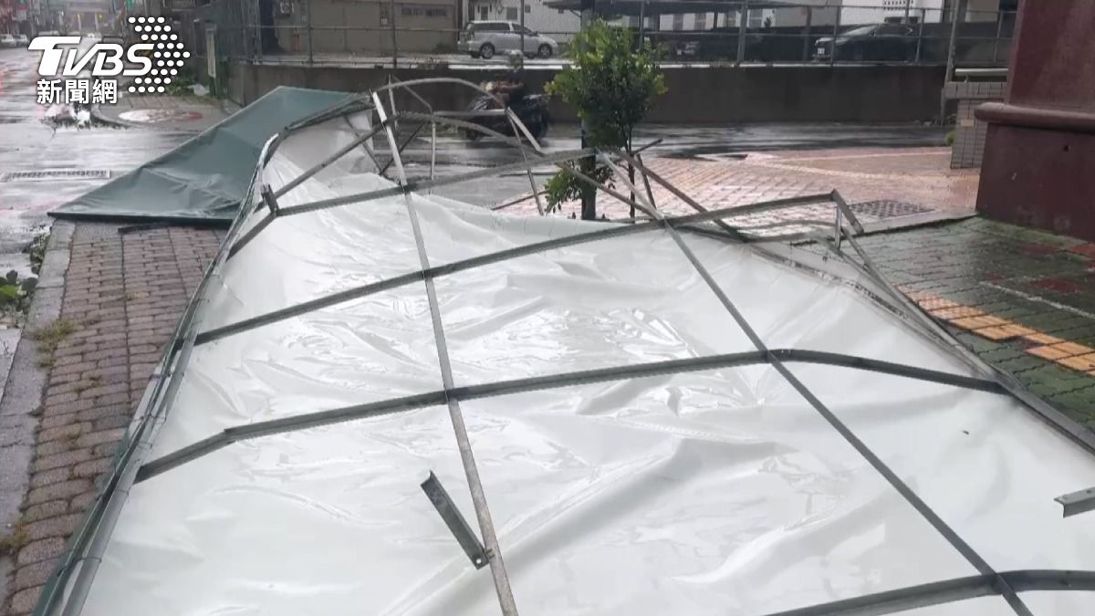 台東大同路和福建路交叉路口,帆布被吹落在地。(圖/TVBS)