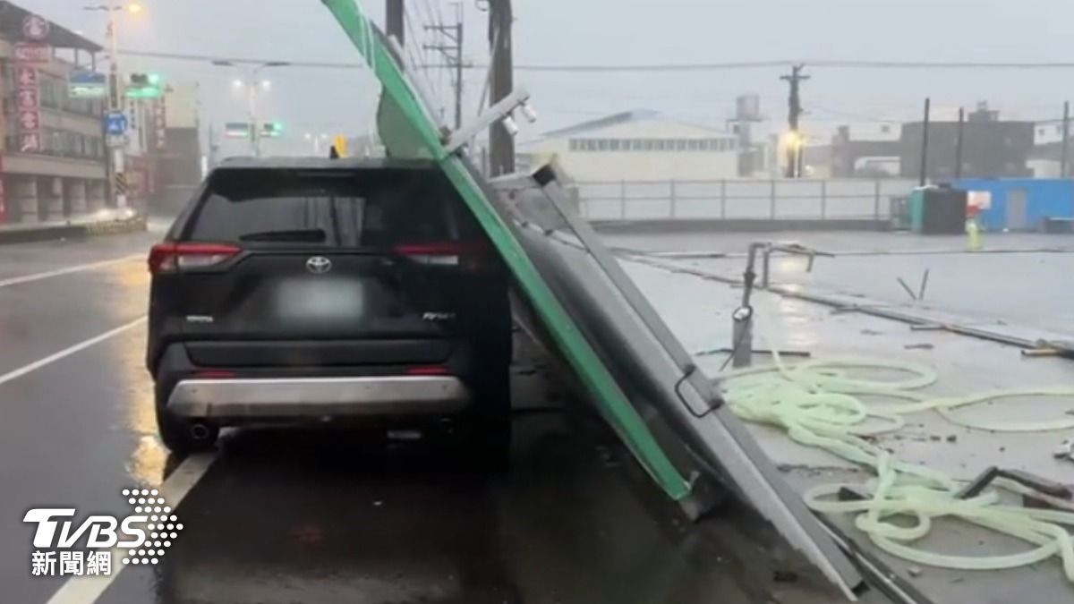 楊柳颱風離去後,高雄林園區風強雨驟,鐵皮圍籬傾倒。(圖/TVBS)