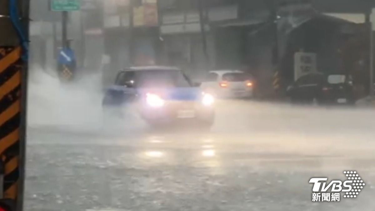 楊柳颱風離去後,高雄大寮出現強降雨。(圖/TVBS)
