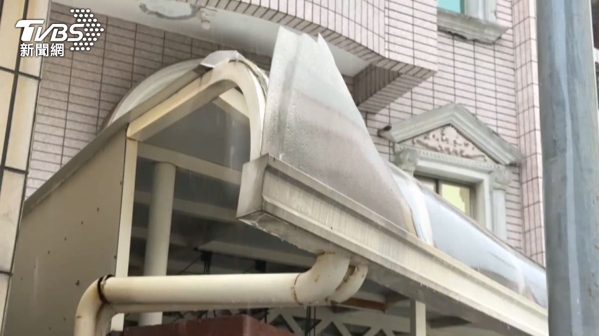 遮雨棚板子斷裂一半。(圖/TVBS)