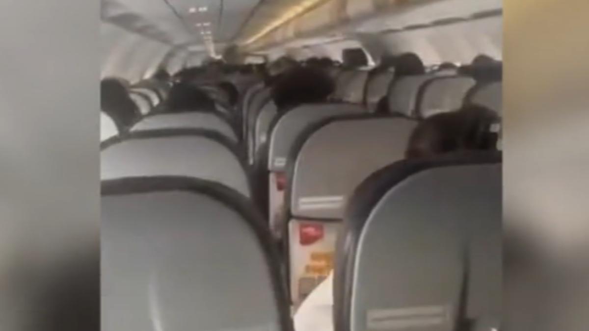 旅客抱怨航班轉降台中仍嘗試飛回桃園機場。(圖/民眾提供)