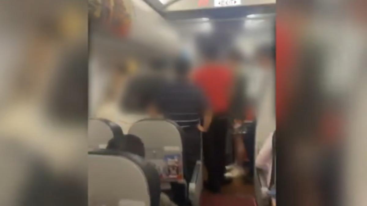 旅客抱怨航班轉降台中仍嘗試飛回桃園機場。(圖/民眾提供)