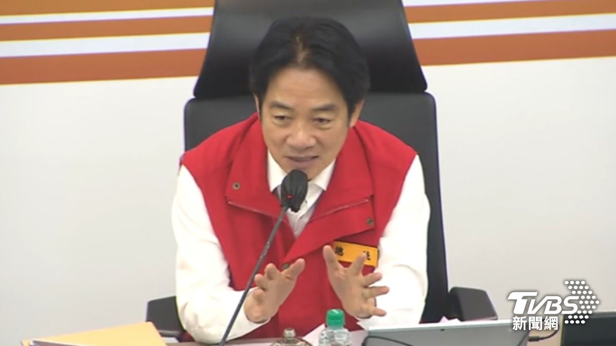 總統賴清德13日在中央災變中心,感嘆上個月丹娜絲颱風勘災時,自己的發言遭誤解。(圖/TVBS)