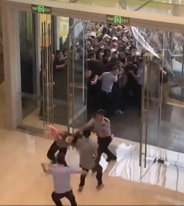 私生飯試圖硬闖活動。（圖／翻攝自微博）