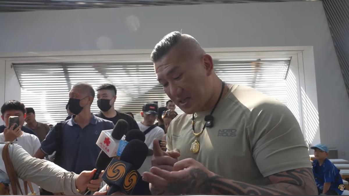 館長在參訪途中接受陸媒採訪。(圖/翻攝自館長惡名昭彰YT)