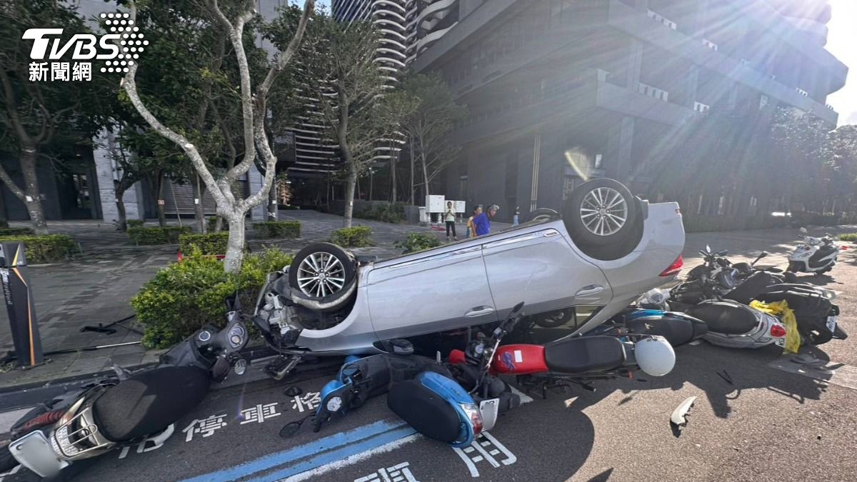 有片/新北男上班路恍神連撞10車「烏龜翻」 誇張畫面曝