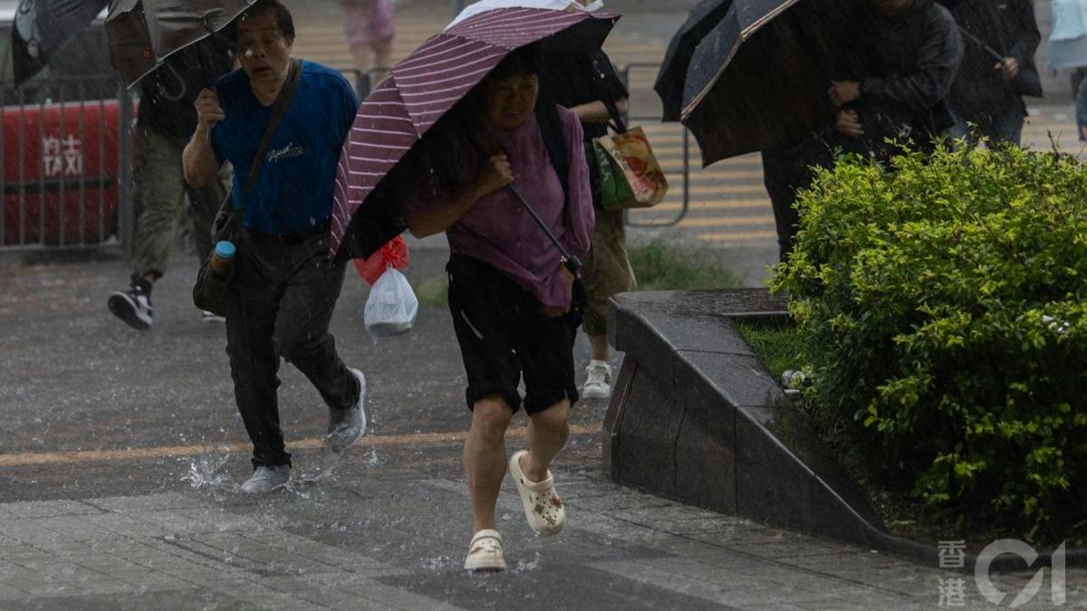香港天文台今日（14日）發布黑雨警告信號。（圖／香港01）
