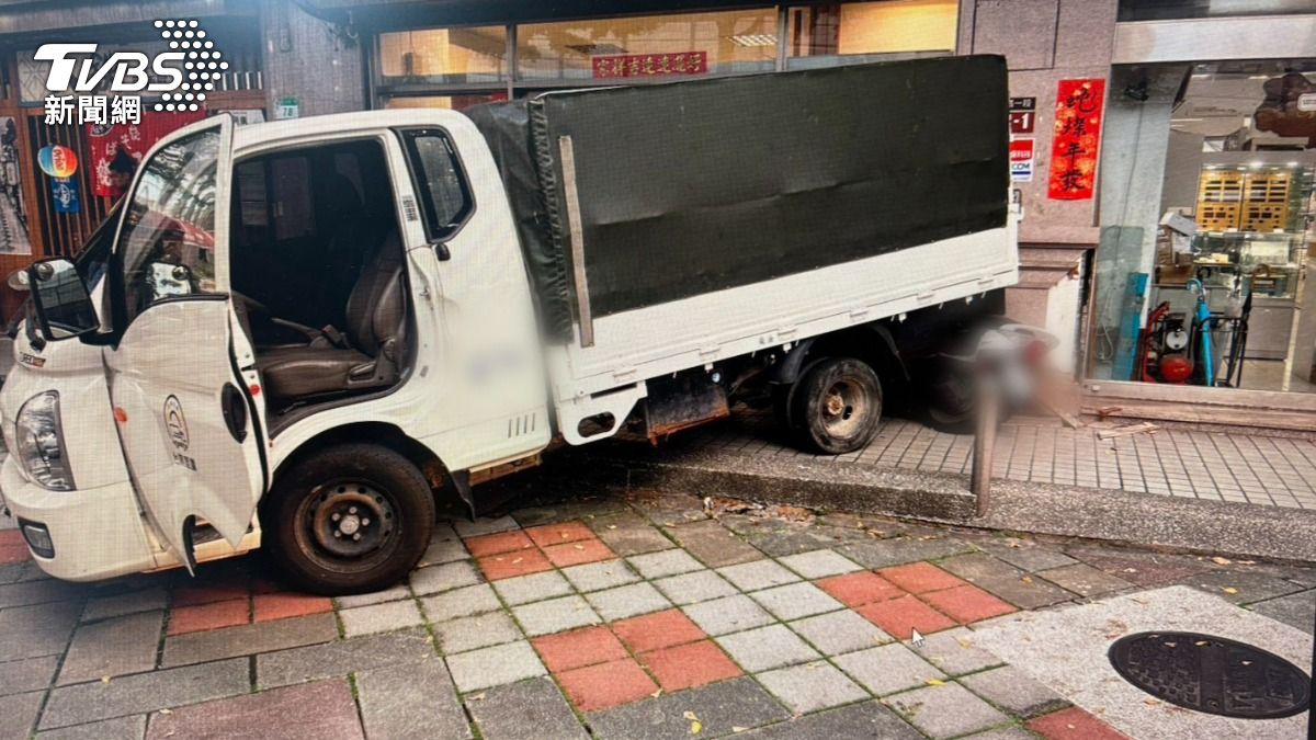 貨車倒車撞上店面。(圖/TVBS)