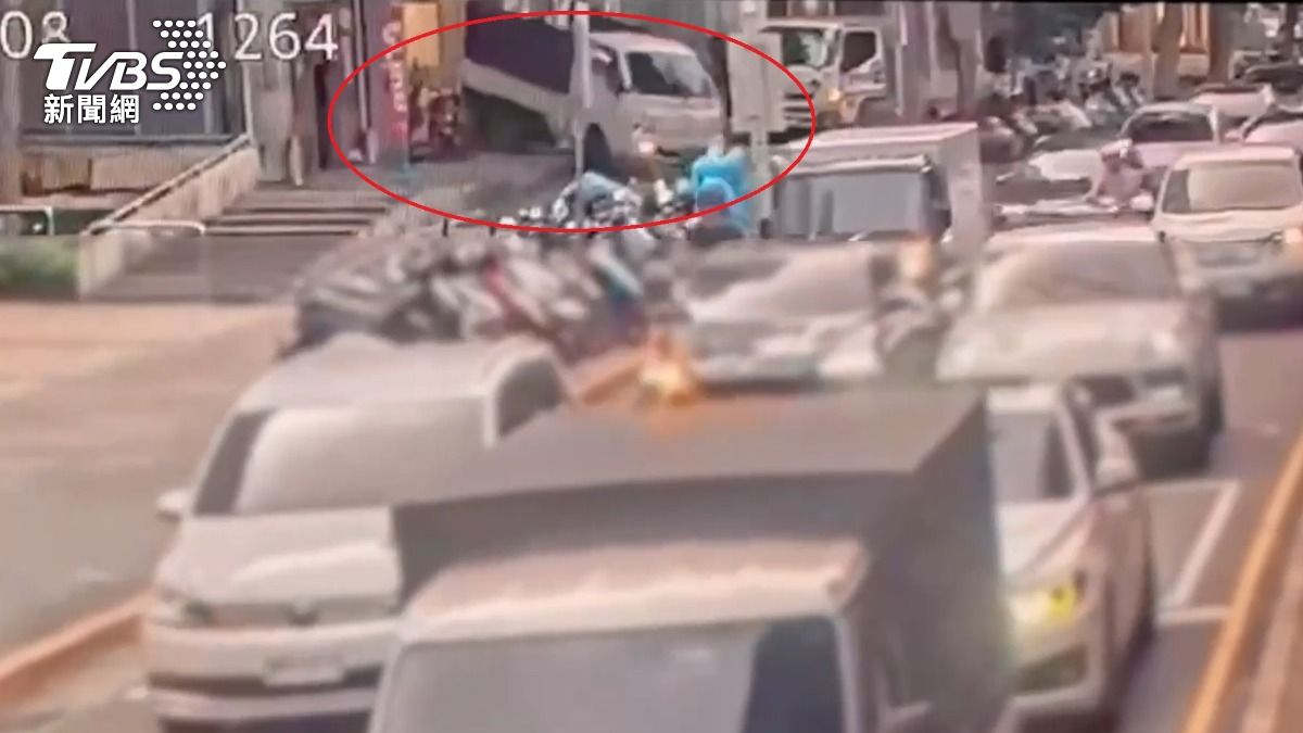 監視器拍下貨車倒車撞上店面的瞬間。(圖/TVBS)