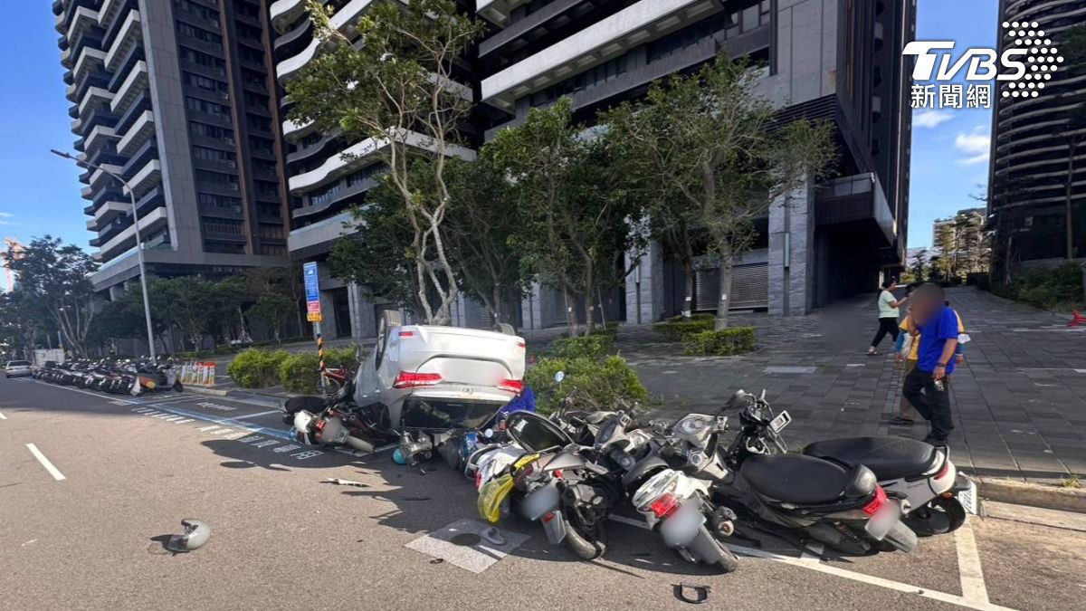 小客車自撞後翻車。(圖/TVBS)