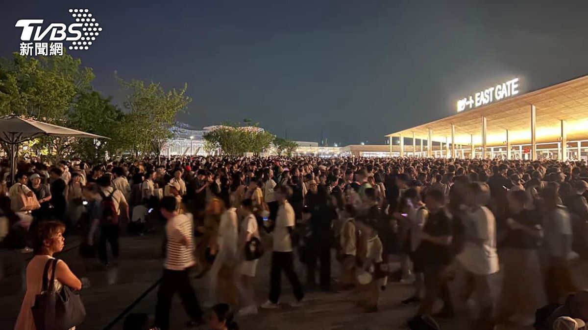 大阪世博13日晚間,因為地鐵故障,有3萬名旅客受到影響,甚至被迫困在園區內過夜。(圖/台灣旅客提供)