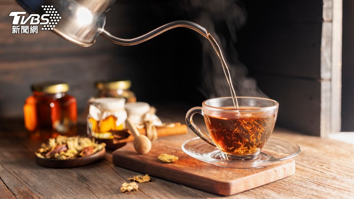 別再空腹喝茶！「4大NG行為」恐傷身　醫教你正確飲用撇步