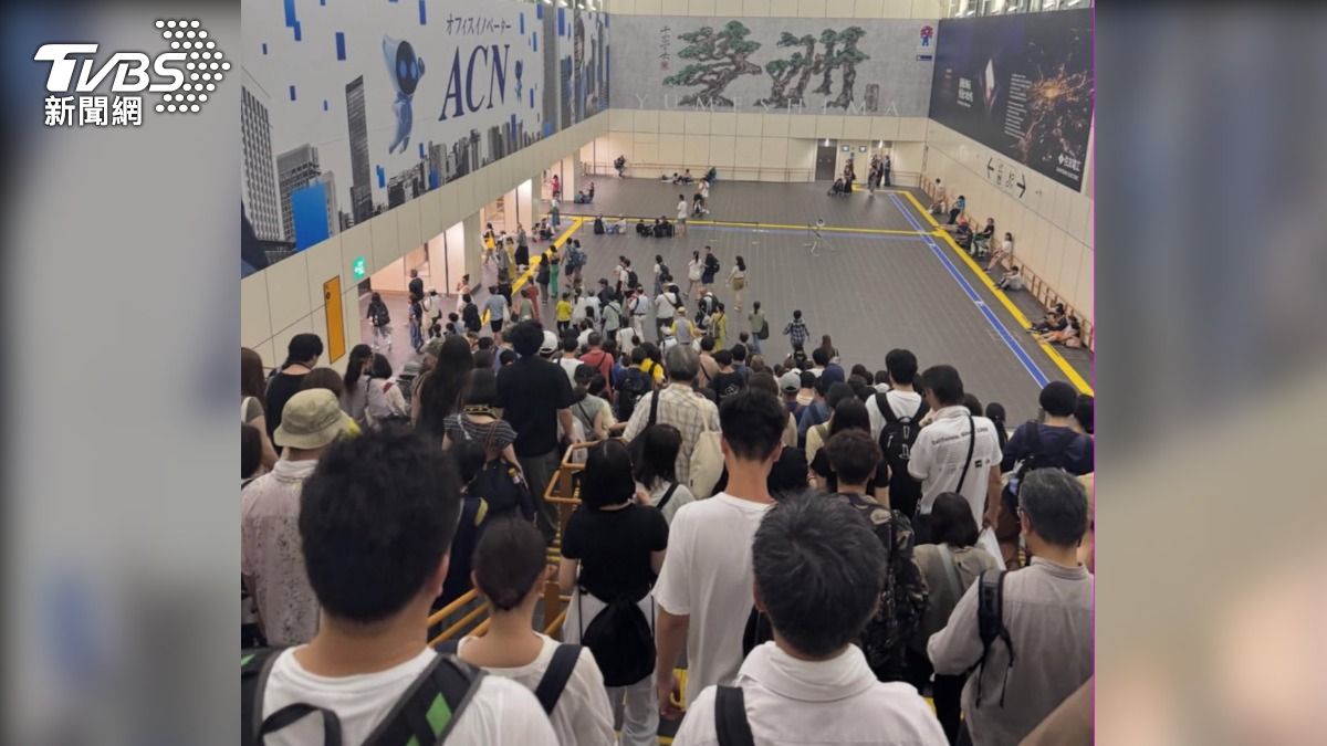 日本地鐵「夢洲站」同樣也是擠滿人潮,不少台灣遊客表示,凌晨才順利返回住處。(圖/台灣旅客提供)